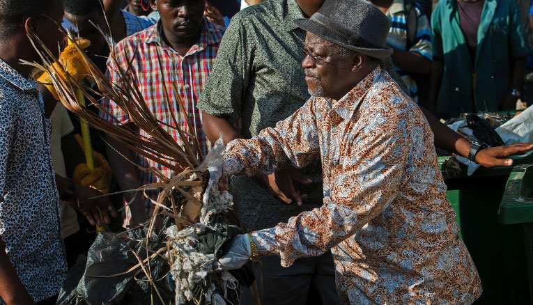 President of Tanzania cleaning refuse on Indepedence Day (Credit: Daniel Hayduk/AFP)