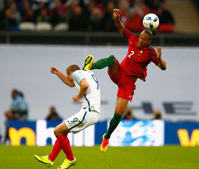 Bruno Alves' challenge on Smalling earned him a red card (Photo: Getty)