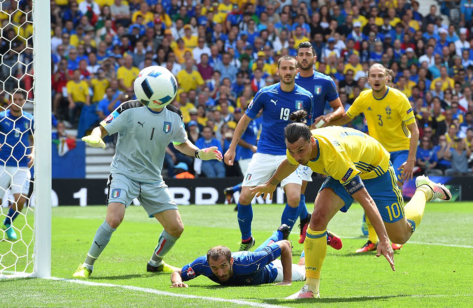 Ibrahimovic had quite a number of headers but couldn't get the ball past Buffon (Photo: AFP)