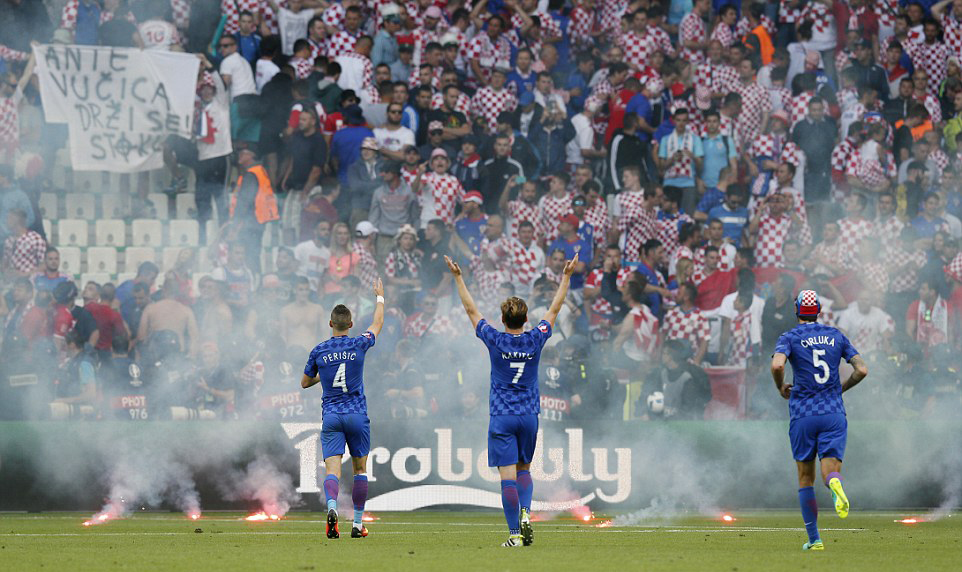 Croatian players had to beg their fans to stop the violent behaviour (Photo: Reuters)